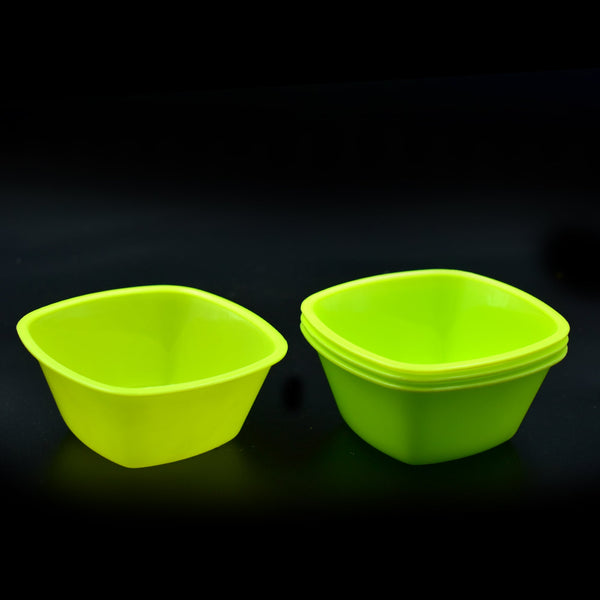 Square plastic bowl set, perfect for serving snacks.